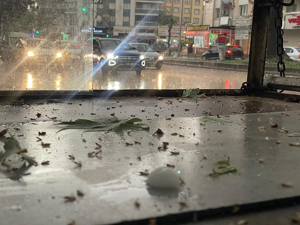 Dolu yağışının araç kaportalarına ve camlarına zarar vermesinden endişe eden binlerce sürücü, araçlarını sığınacak kapalı alanlara yönlendirdi.