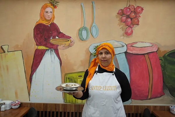 Ev hanımlığından gelen bir geçmişe sahip olan Kalkan, işi büyütürken aynı zamanda anneliği de sürdürmüş.