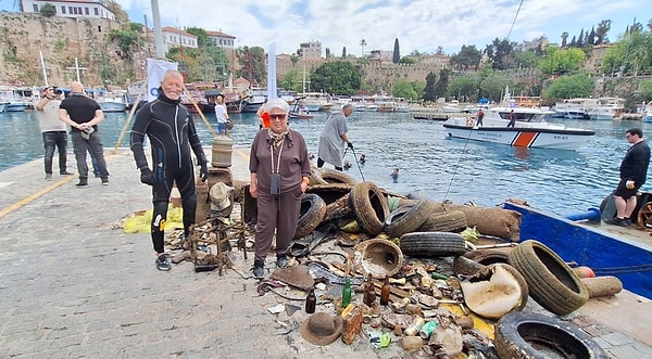 Etkinliğin ikinci etabında, her biri Türkiye Sualtı Sporları Federasyonu'ndan 3 yıldız ve eğitmen seviyesinde bröveye sahip 38 usta dalgıç eş zamanlı olarak dalış gerçekleştirdi.
