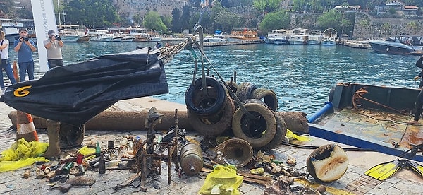 Deniz dibinde biriken ve eko-sistemi tehdit eden yoğun miktardaki atıklar, dalgıçlar tarafından yüzeye yaklaştırıldı.