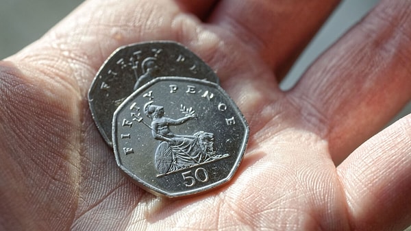 1997'den beri dolaşımda olan 2 sterlinlik madeni paralar arasında özellikle "basım hataları" büyük ilgi görüyor.