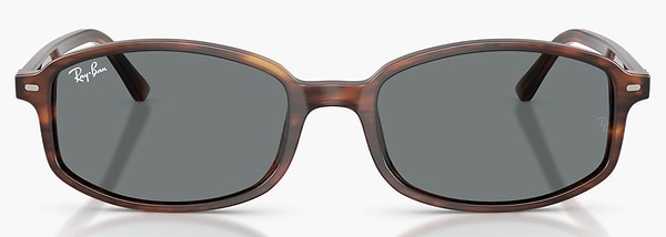 Ray-Ban Güneş Gözlüğü, yüz hatlarınıza asil bir dokunuş yapmayı vaat ediyor.