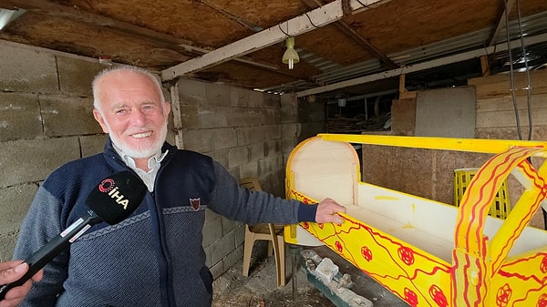 Katranlık Mahallesi’nde yaşayan emektar usta, ömrünü adadığı bu mesleğin kendisi için sadece bir iş değil, bir yaşam biçimi olduğunu vurguluyor.