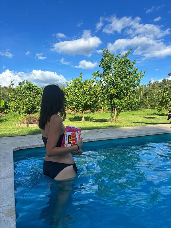 Little, bu yaşam tarzı sayesinde yılda yaklaşık 10 bin Avustralya doları tutarında kira ve fatura giderinden tasarruf ettiğini, ev bakıcılığından ise yaklaşık 5 bin dolar gelir elde ettiğini belirtiyor.