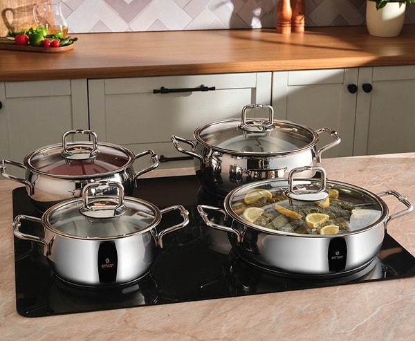 Sağlam çelik malzemesi sayesinde yıllarca formunu koruyan, leke tutmayan ve sağlıklı pişirme sunan Emsan Emirgan Çelik Tencere Seti, mutfağınızda uzun vadeli kullanabileceğiniz bir set.