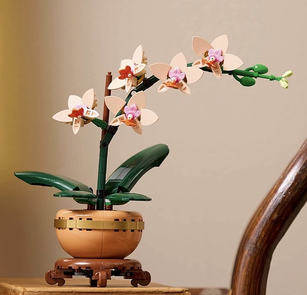 LEGO Botanicals Mini Orkide, annenizin evine hiç solmayan bir doğa güzelliği getiriyor.