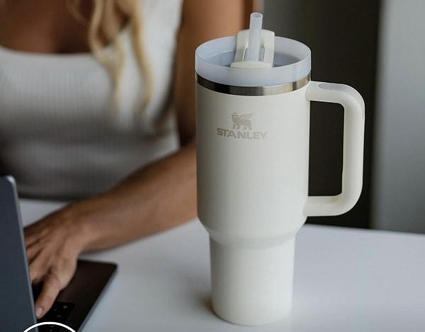 Stanley Quencher Pipetli Termos, annenizin içeceklerini saatlerce ideal sıcaklıkta tutuyor.