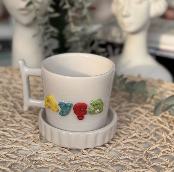 Kişiye Özel İsimli Kupa, annenizin çay ve kahve saatlerini daha anlamlı kılıyor.