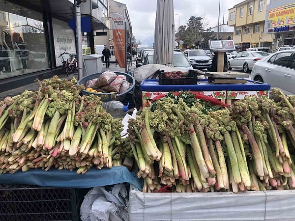 Dağlık bölgelerden topladığı ışkını satışa sunan esnaf, ürünün özellikle doğal ve katkısız olması nedeniyle tercih edildiğini belirtiyor.