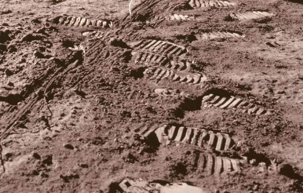 Ay'a ayak basan astronotların bot izleri, Ay'da rüzgar veya su olmadığı için milyonlarca yıl boyunca bozulmadan kalacaktır.