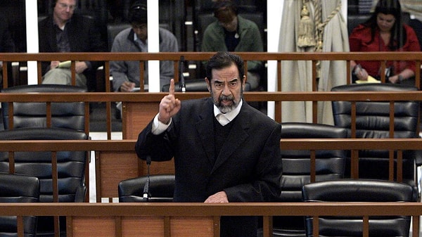 Saddam Hüseyin'in 2004-2006 yıllarındaki yargı süreci boyunca giydiği takım elbiseler, İstanbul Laleli'de faaliyet gösteren Cesur Tekstil tarafından üretilmiştir.
