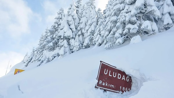 Meteorolojik modeller, kuzey enlemlerden sarkan bu ani soğumanın özellikle 1000 metre ve üzerindeki rakımlarda yağmuru kara dönüştüreceğini doğruluyor.