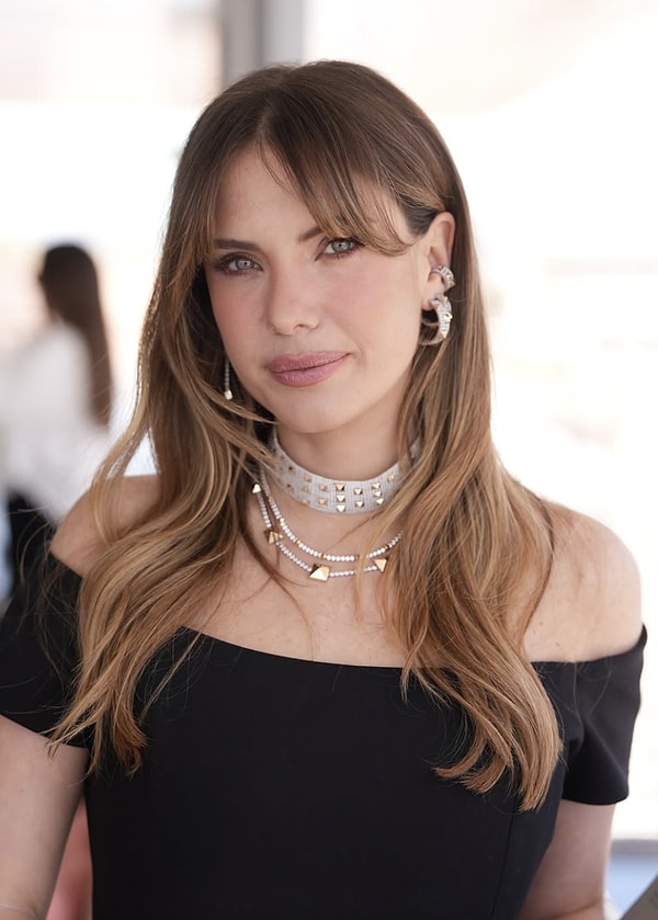 Geçtiğimiz saatlerde yüzü olduğu markanın yeni koleksiyon lansmanında boy gösteren Eda Ece, bu kez bambaşka bir konuyla gündeme geldi.