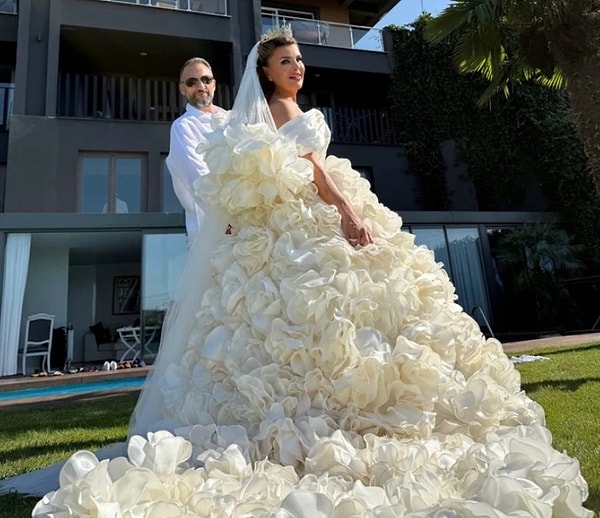 Belki denk gelmişsinizdir, Sayarı geçtiğimiz sene evlenmişti.