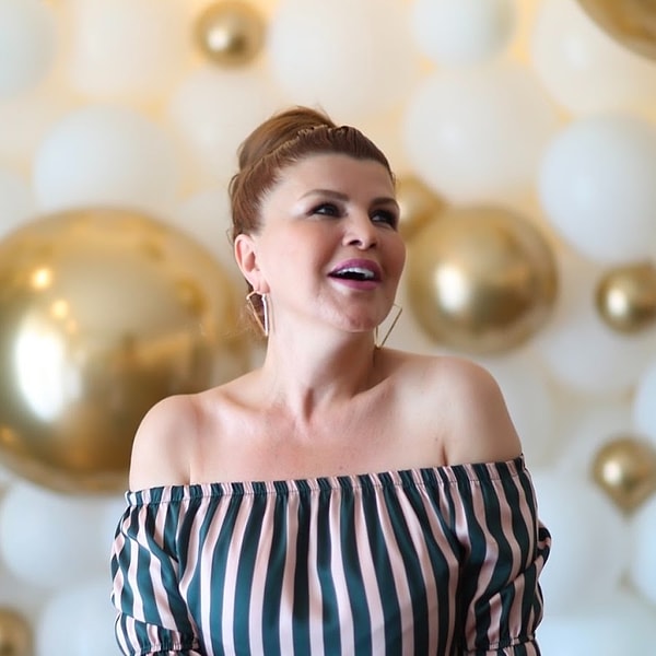 Ekranların en çok konuşulan astrologlarından biri olan Nuray Sayarı, yıllardır yaptığı çarpıcı yorumlar ve kendine has üslubuyla magazin gündeminin vazgeçilmez isimlerinden biri olmayı başardı.