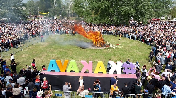 Baharın gelişini müjdeleyen bin yıllık gelenek Kakava ve Hıdrellez için Türkiye’nin dört bir yanından ve yurt dışından binlerce kişi Edirne’ye akın ediyor.