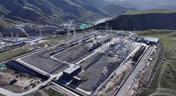 Bu dev proje, Çin’in uzak batısındaki kaynakları doğudaki sanayi merkezlerine taşıma stratejisinin (West-to-East Power Transmission) en kritik halkalarından biri haline geldi.