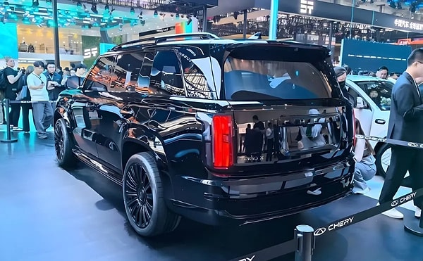 Tasarım felsefesinde radikal bir değişikliğe giden Chery, Tiggo X modelinde daha dik ve kaslı hatlara odaklanmış.