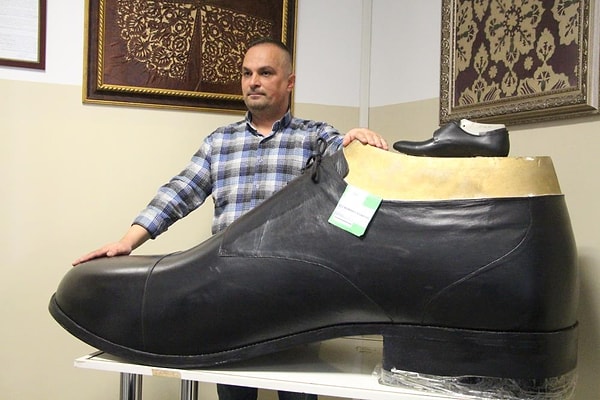 Türkiye'nin önemli deri üretim merkezlerinden ilçede, Gerede Meslek Yüksekokulu Ayakkabı Tasarımı Bölümü Teknikeri Ahmet Çetinkaya ve öğrencileri dikkati çeken bir projeye imza attı.