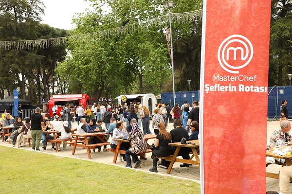 Şeflerin Rotası, yalnızca İzmir'den değil çevre illerden gelen ziyaretçileri de bir araya getirerek gastronomi ve eğlenceyi buluşturan güçlü bir platform haline geldi.