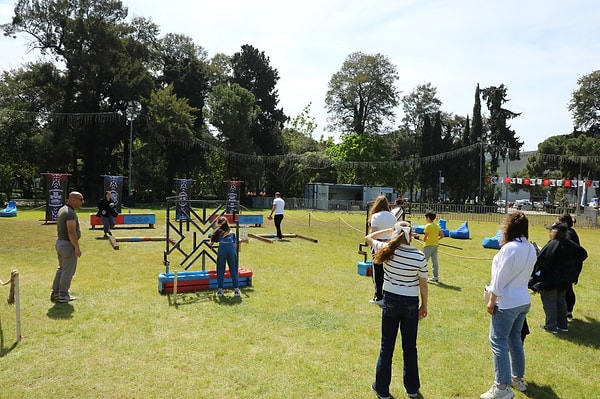 Etkinlik alanında kurulan Survivor parkuru gençler ve çocuklar arasında özellikle ilgi çekti.