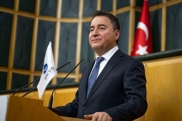 Babacan'ın dilinin sürçtüğü anlar kısa sürede viral oldu.