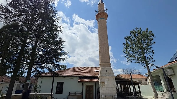 Kağıt eserler, camiye ait olmadığı görülen bir taşın altından çıktı.