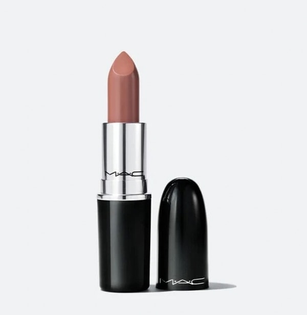 MAC Lustreglass Ruj, sepete özel ek %15 indirim kuponuyla dudaklarınıza ışıltı katıyor.