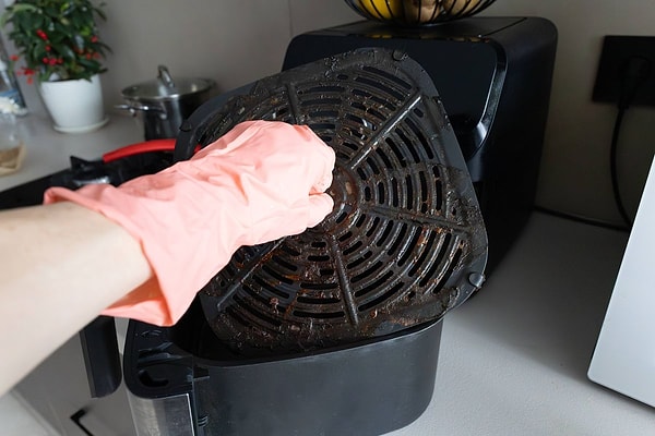 Airfryer temizliğinde zahmeti ortadan kaldıran yöntem aslında mutfakta zaten var.