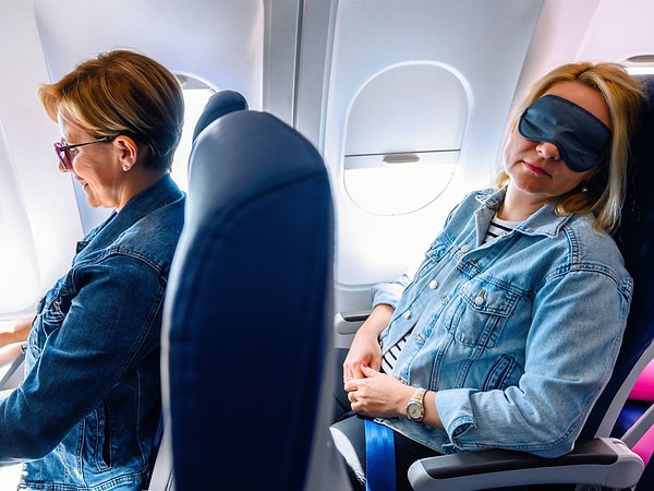 Asıl mesele sadece oturma şekli değil: Uçakta yapılan diğer alışkanlıklar da düşündüğünden daha riskli.