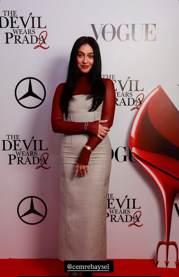 Ünlü oyuncu, geçtiğimiz saatlerde heyecanla beklenen ikonik film The Devil Wears Prada 2 galasında boy gösterdi.