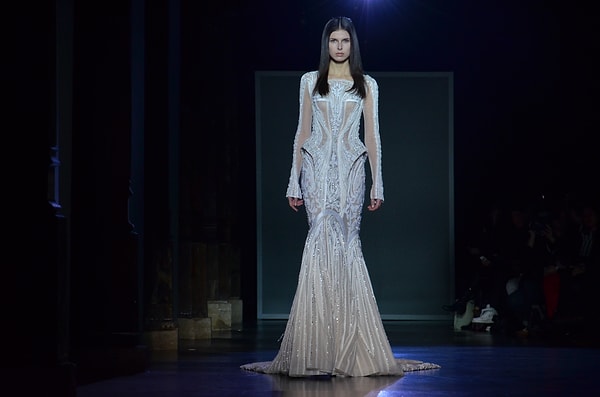 Haute Couture kıyafetlerin fiyatları inanılmaz pahalı. Tahmin edemeyeceğimiz kadar hem de.