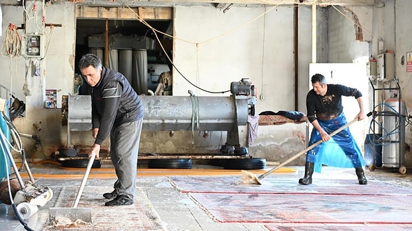 Yola serilen halılar istenen forma gelince toplanıyor, 3 kez yıkanıyor.