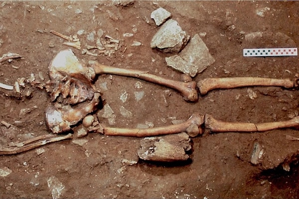 İtalya’da bulunan binlerce yıllık bir iskelet üzerinde yapılan yeni analizler, tarih öncesi dönemde yaşanan şiddete dair çarpıcı ipuçları ortaya koydu.
