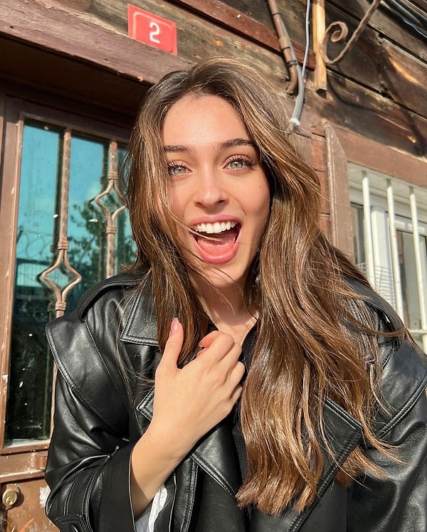 Cemre Baysel, one of the most noteworthy actors of recent times, has virtually reached the pinnacle of her career, particularly with her performance in the series 'Leyla'.