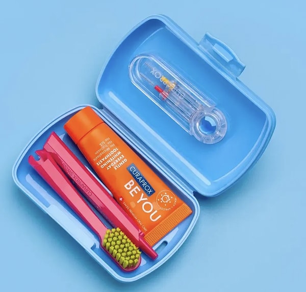 Curaprox Travel Set, kompakt tasarımıyla seyahatlerinizde diş bakım rutininizi eksiksiz ve keyifli bir hale getiriyor.
