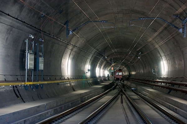 Amaç sadece hız değildi, Alplerdeki kamyon trafiğini azaltmak hedeflendi.