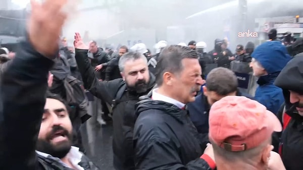 Taksim'in 1 Mayıs alanı olduğunu savunan sendika, siyasi parti ve demokratik kitle örgütleri toplanma noktası olarak belirledikleri Mecidiyeköy'de yoğun polis müdahalesiyle karşılaştı.