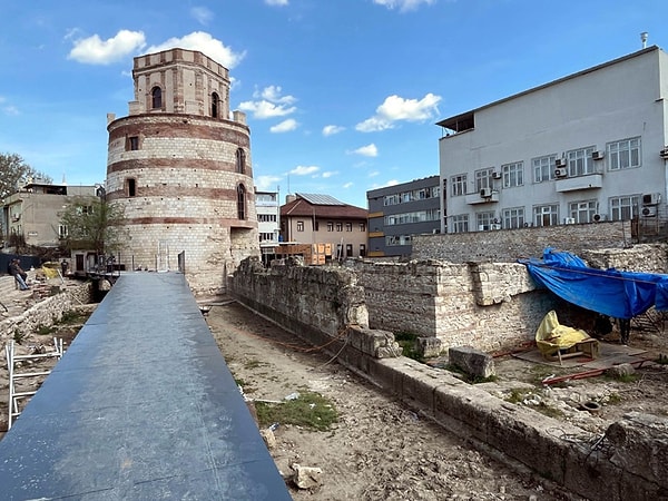 Yapının üst katı kenti kuş bakışı gören bir seyir terası olarak hizmet veriyor