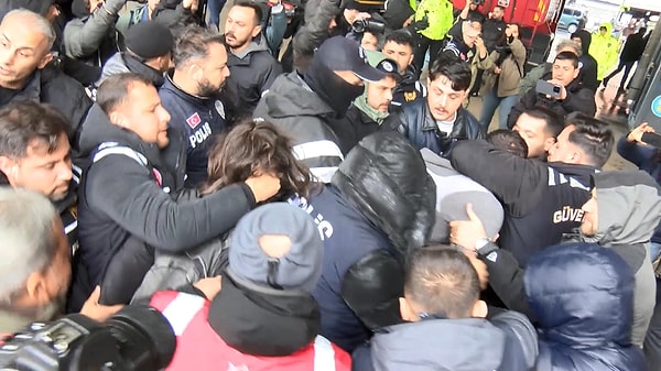 Taksim'e yürümek isteyen gruplara müdahale edildi.