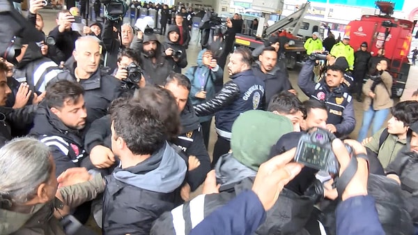 İstanbul Valiliği: "575 kişi gözaltına alındı."