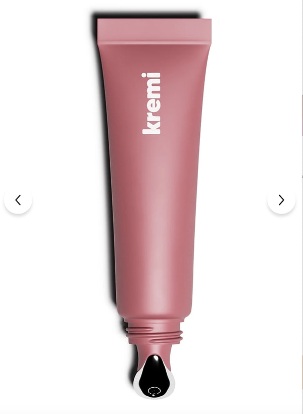 Kremi Lip Balm, peptit ve seramid içeriğiyle dudaklarınıza hem bakım yapıyor hem de ışıltı katıyor.