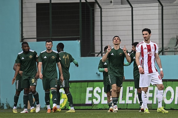 Esenler Erokspor son haftalarda avantaj tepti.