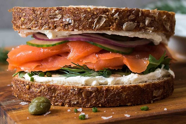 1. Füme Somon ve Krem Peynirli Simit Sandviç