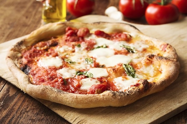 Ayrıca Amerika'nın endüstriyel gıda üretim kapasitesi, pizza malzemelerinin standartlaştırılmasını ve dünya genelinde dağıtımını mümkün kıldı.