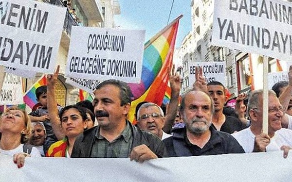 Siyasiler de Önder'i ölümünün birinci yılında andı.