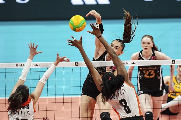 CEV Kadınlar Şampiyonlar Ligi finalinde Türk derbisi izledik.