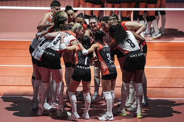 Üçüncü sette Eczacıbaşı Dynavit'ten yanıt geldi.