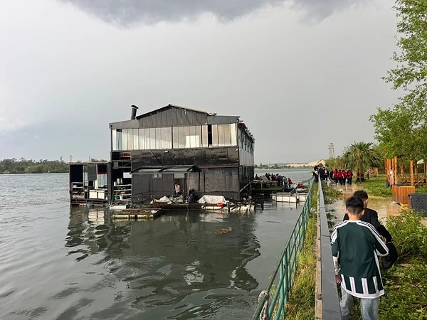 Şehrin çeşitli yerlerinde çatılar uçtu, yaralılar var.
