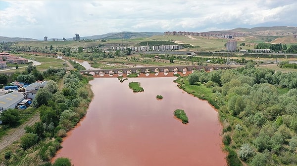 Kızıldağ’ın iki bin rakımlı zirvelerinden süzülen berrak sular ilk beş kilometrede karakteristik rengini alıyor